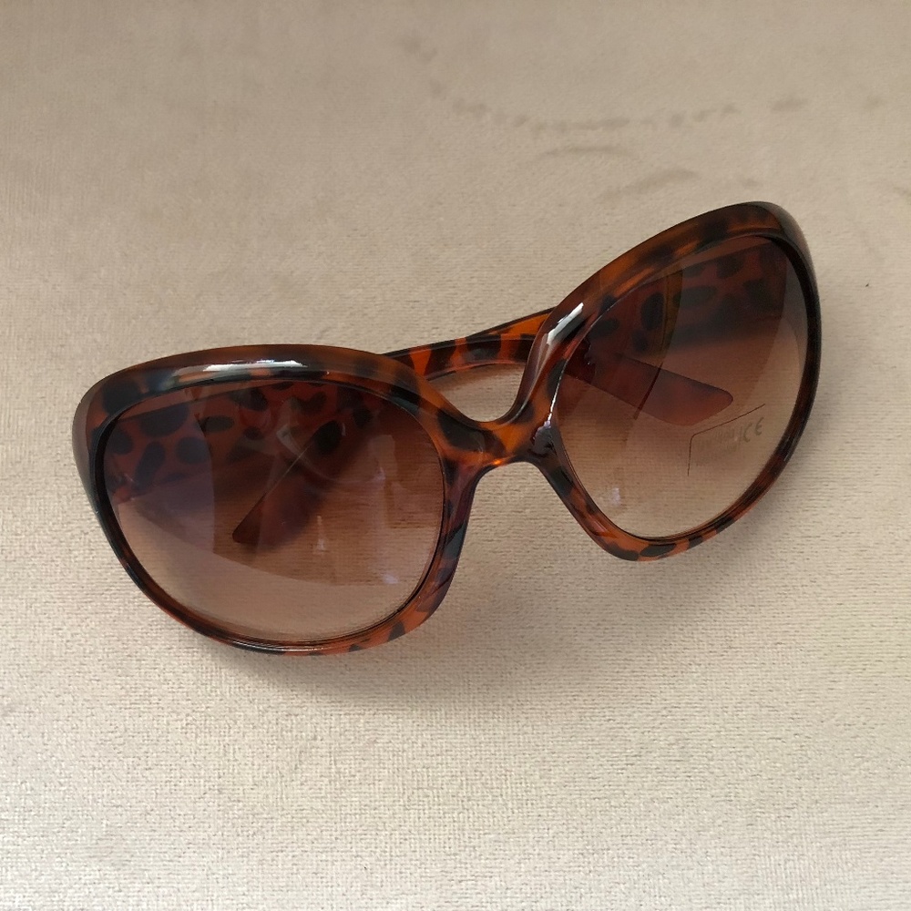 Last pair 🎁 Leopard print Large Oval sunglasses - Picture 3 of 5